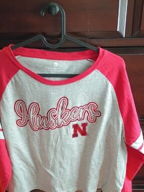 Colosseum Women’s Huskers Raglan Tee - Red & Gray